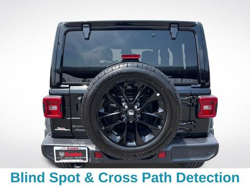 Used 2025 Jeep Wrangler Unlimited Sahara w/ Safety Group AWD/4WD image 5
