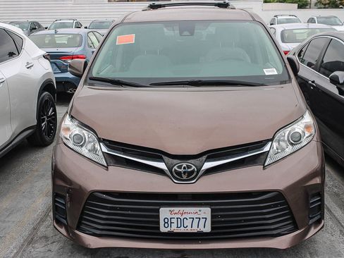 Used 2018 Toyota Sienna LE w/ Carpet Mat Package FWD image 1