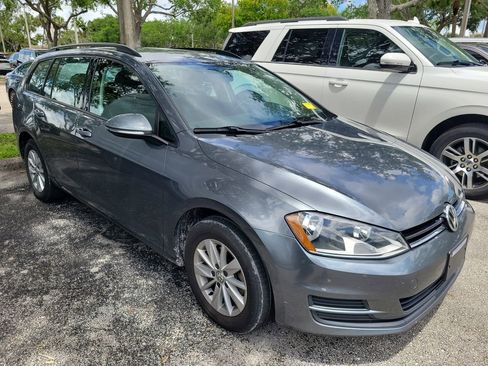 Used 2016 Volkswagen Golf S image 2