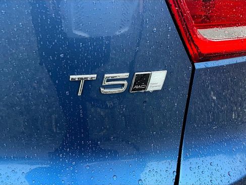 Used 2021 Volvo XC40 T5 R-Design w/ Climate Package image 8