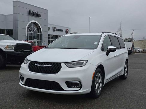 Used 2023 Chrysler Pacifica Limited image 1