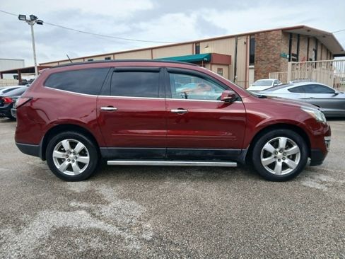 Used 2017 Chevrolet Traverse LT w/ Style and Technology Package FWD image 8