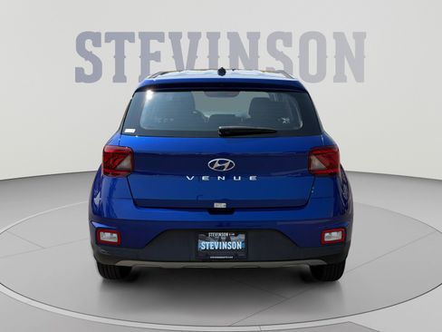 Used 2025 Hyundai Venue SE FWD image 4