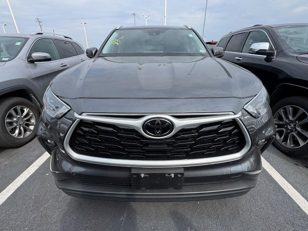Used 2023 Toyota Highlander XLE AWD/4WD image 4
