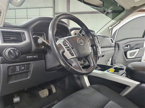 Used 2019 Nissan Titan SV w/ SV Convenience Package image 18