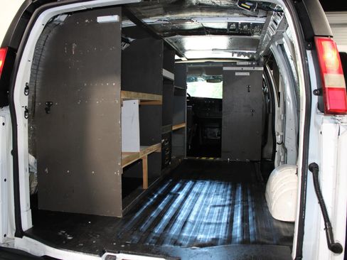 Used 2011 Chevrolet Express 2500 RWD image 23