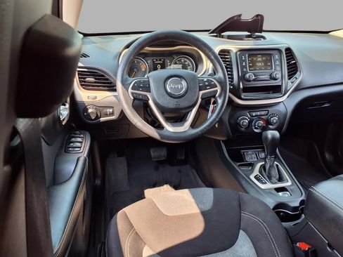 Used 2016 Jeep Cherokee Sport FWD image 4