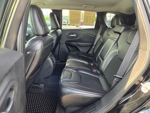 Used 2019 Jeep Cherokee Trailhawk AWD/4WD image 26