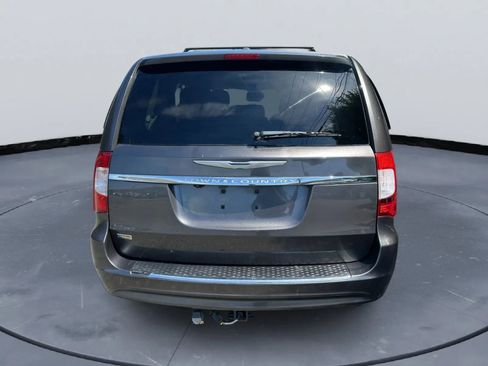 Used 2015 Chrysler Town & Country Touring image 6