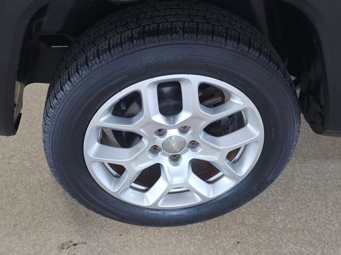 Used 2015 Jeep Renegade Latitude w/ Popular Equipment Group AWD/4WD image 50