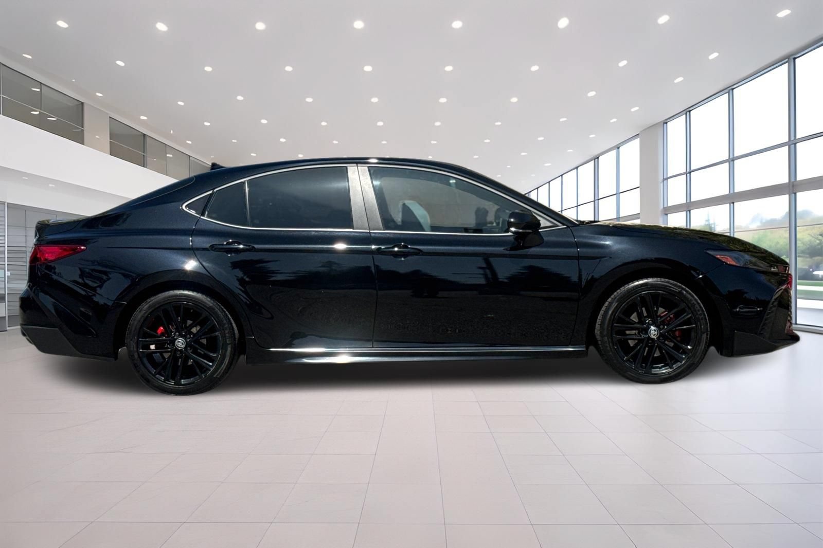 Used 2025 Toyota Camry SE FWD image 3