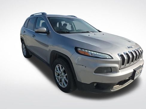 Used 2018 Jeep Cherokee Latitude w/ Cold Weather Group image 8