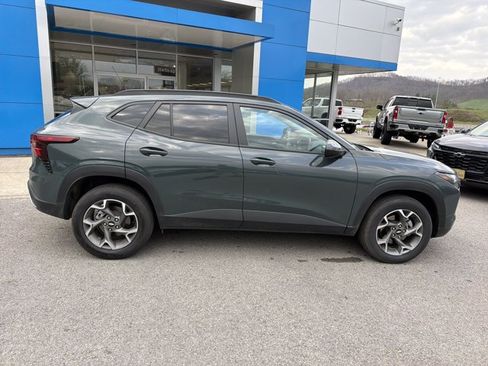Used 2025 Chevrolet Trax LT FWD image 3