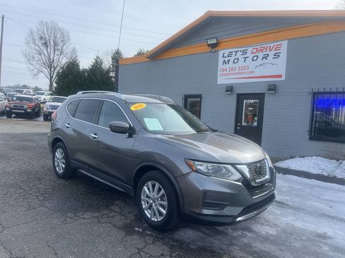 Used 2020 Nissan Rogue SV image 1