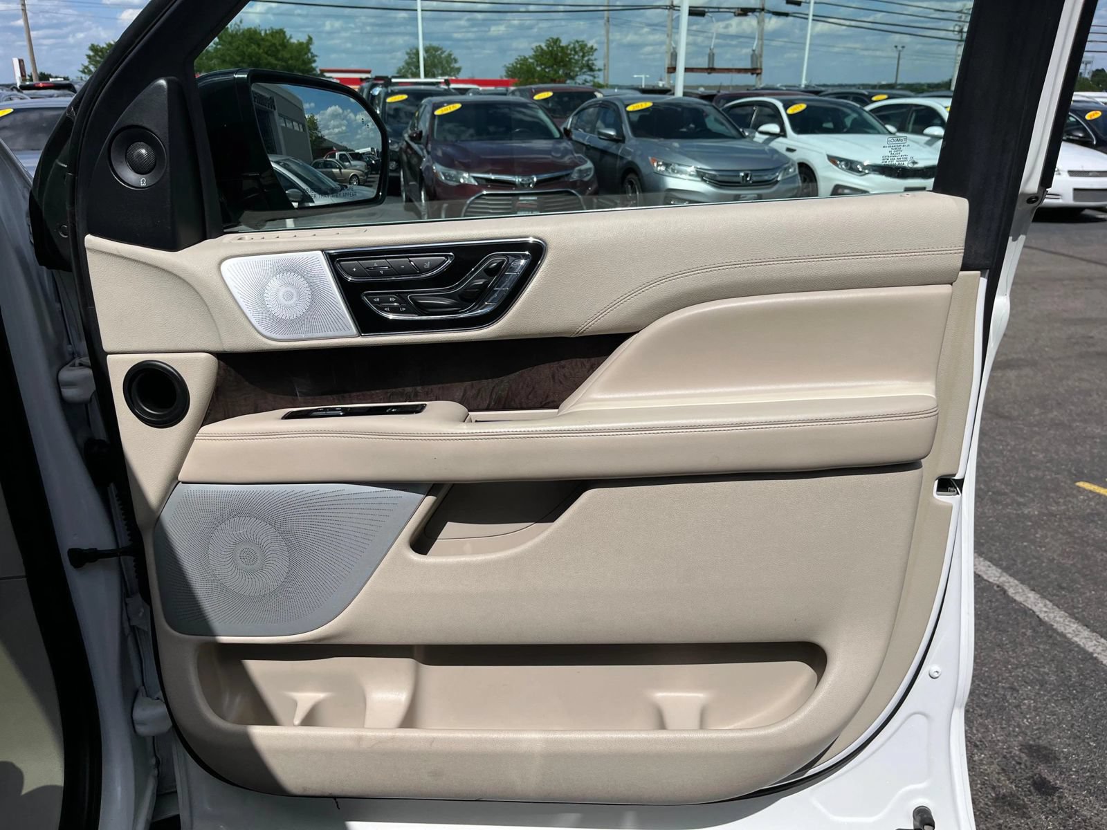 Used 2020 Lincoln Navigator Reserve w/ Luxury Package RWD image 46