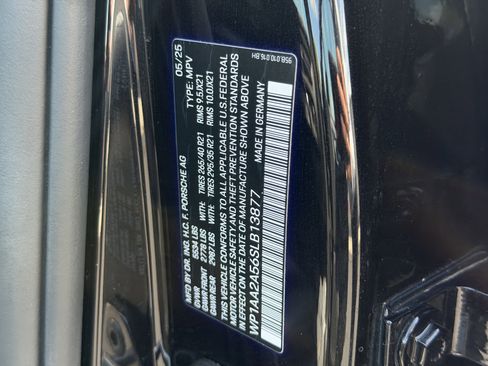 Certified 2025 Porsche Macan AWD/4WD image 39
