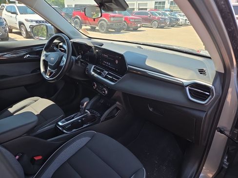 Used 2024 Chevrolet TrailBlazer LT w/ LT Cold Weather Package FWD image 11