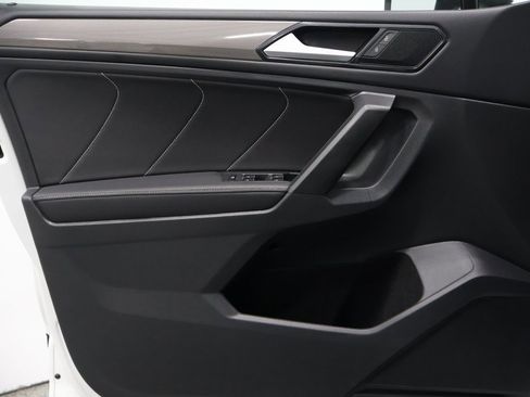 Used 2022 Volkswagen Tiguan SE w/ Panoramic Sunroof Package image 12