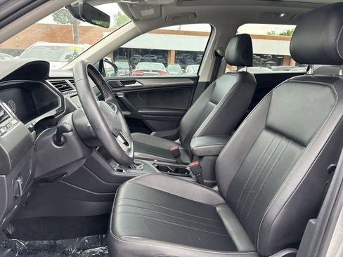 Used 2022 Volkswagen Tiguan SE w/ Panoramic Sunroof Package FWD image 11