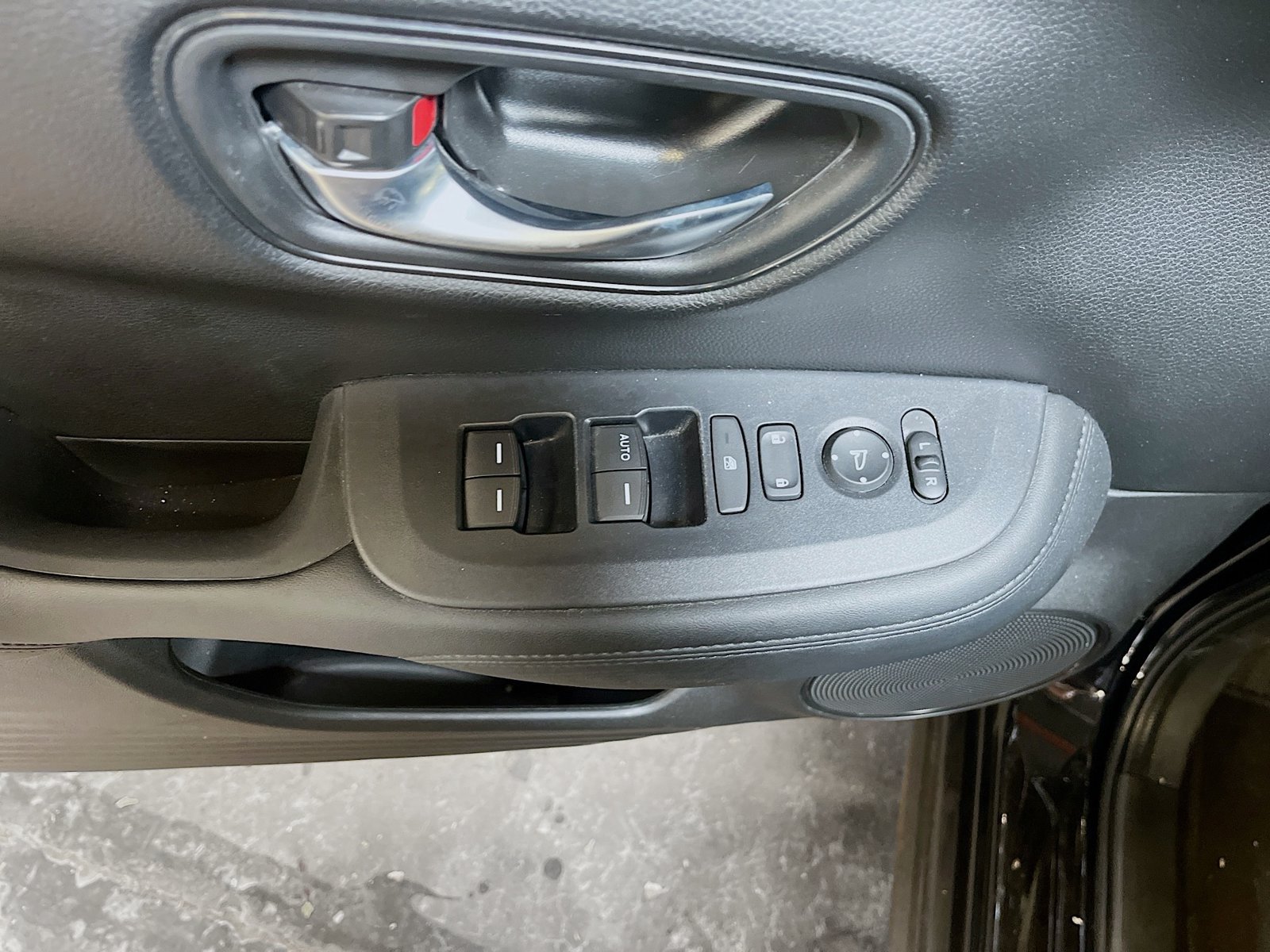 Used 2025 Honda HR-V LX image 17