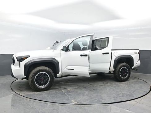 Used 2024 Toyota Tacoma TRD Off-Road AWD/4WD image 30