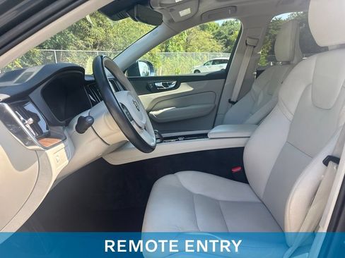 Used 2022 Volvo XC60 B5 Momentum w/ Protection Package Premier FWD image 4