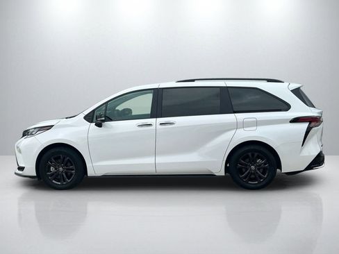 Used 2025 Toyota Sienna XSE w/ XSE Premium Package image 8