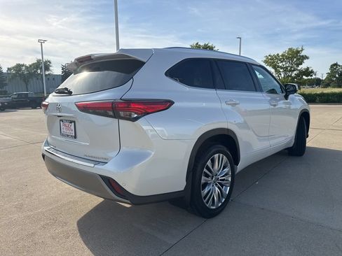 Used 2023 Toyota Highlander Platinum AWD/4WD image 3