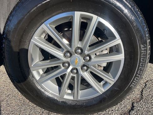 Used 2023 Chevrolet Traverse LT image 11