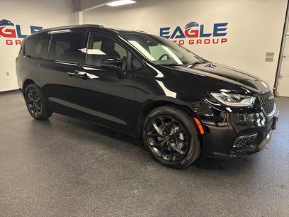 New 2026 Chrysler Pacifica Select w/ S Appearance Package