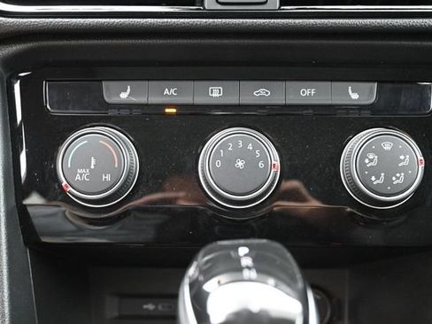 Used 2023 Volkswagen Taos SE w/ Panoramic Sunroof Package FWD image 22