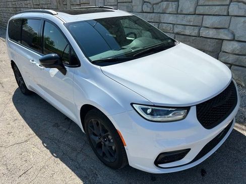 Used 2023 Chrysler Pacifica Limited w/ S Appearance Package AWD/4WD image 7