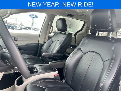 Used 2023 Chrysler Pacifica Touring-L image 18