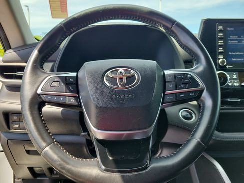 Used 2021 Toyota Highlander LE FWD image 22