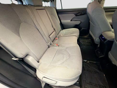 Used 2022 Toyota Highlander LE AWD/4WD image 14