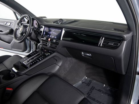 Certified 2026 Porsche Macan AWD/4WD image 29