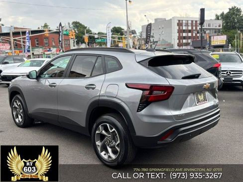 Used 2025 Chevrolet Trax LT FWD image 5