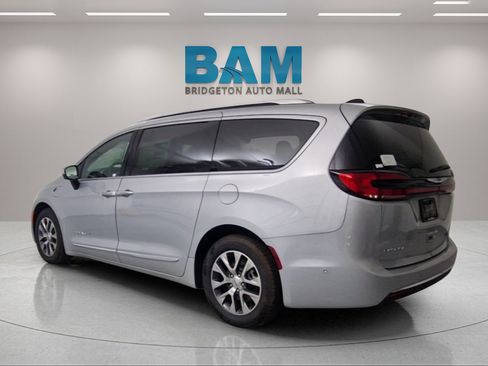 Used 2023 Chrysler Pacifica Pinnacle FWD image 5