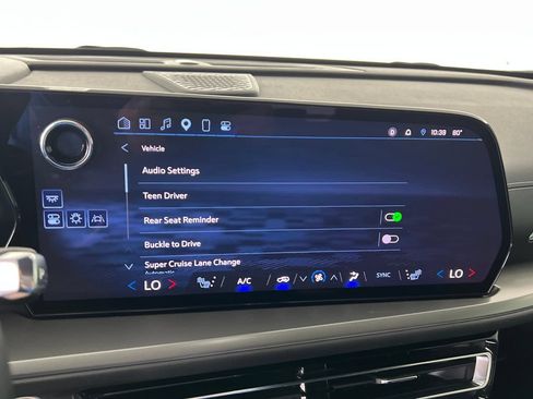 Used 2024 Chevrolet Traverse LT w/ Enhanced Driving Package FWD image 32
