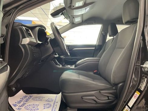 Used 2019 Toyota Highlander LE AWD/4WD image 13