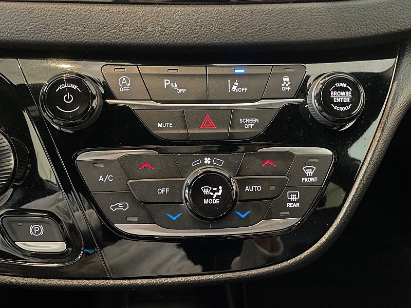 Used 2026 Chrysler Pacifica Select FWD image 14