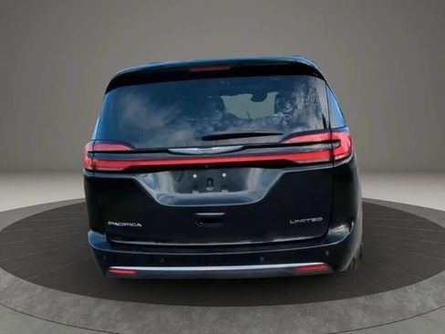 Used 2023 Chrysler Pacifica Limited FWD image 4