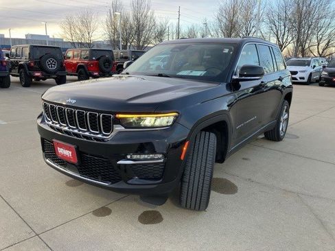 Certified 2022 Jeep Grand Cherokee Limited w/ Luxury Tech Group II image 3