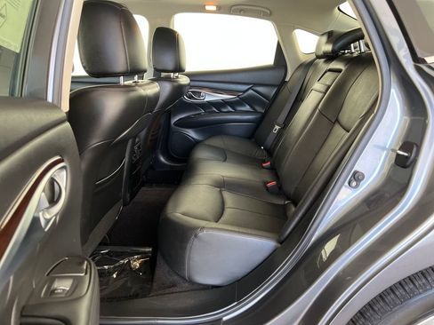 Used 2017 INFINITI Q70 3.7 RWD image 27