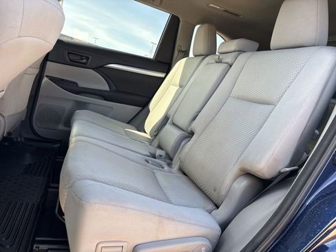Used 2014 Toyota Highlander LE image 11