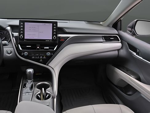 Used 2023 Toyota Camry SE w/ Cold Weather Package FWD image 16