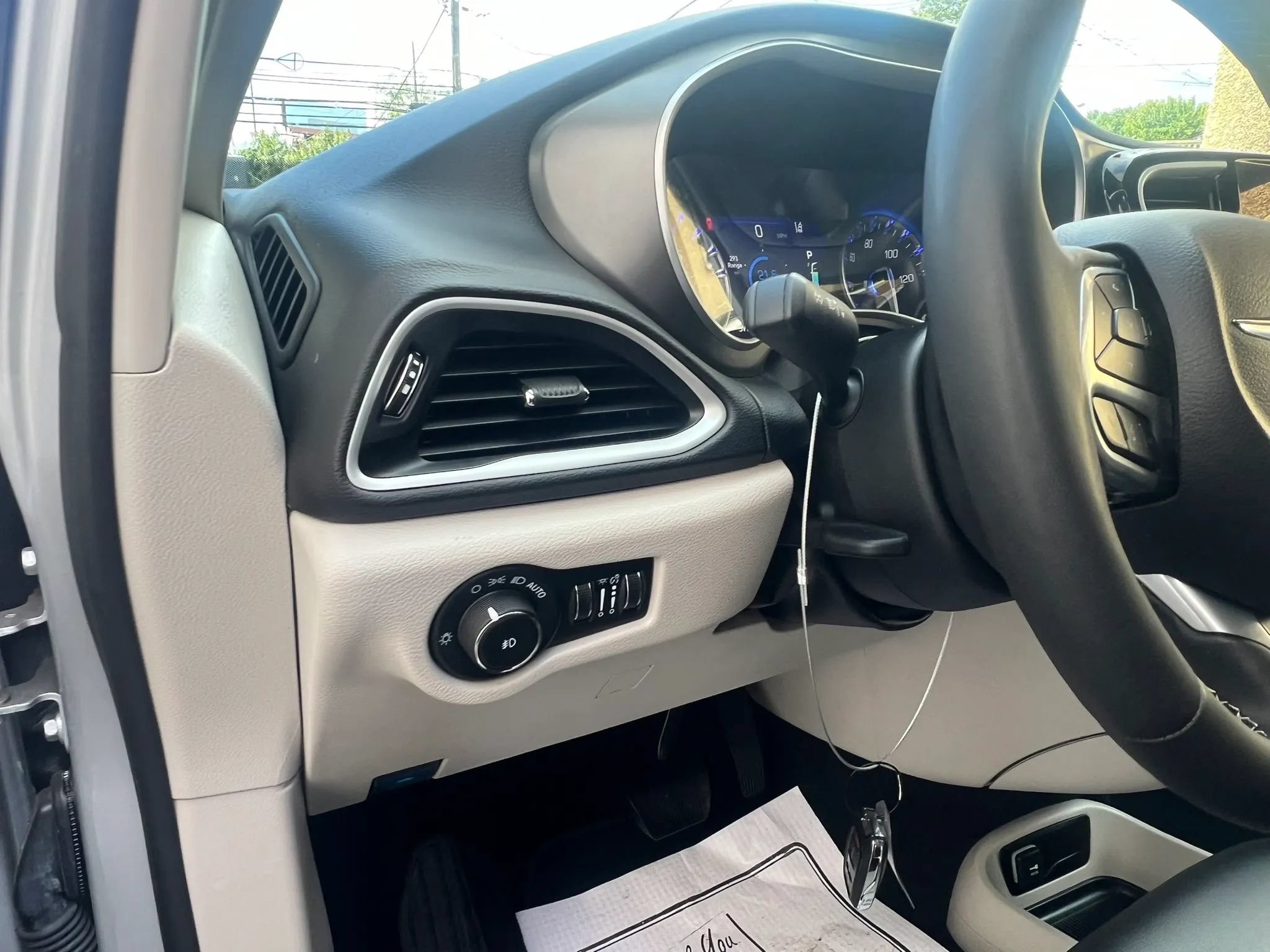 Used 2024 Chrysler Pacifica Touring-L FWD image 15
