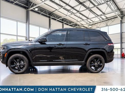 Used 2023 Jeep Grand Cherokee Limited w/ Black Appearance Package AWD/4WD image 2