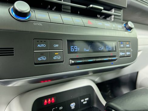 Used 2025 Hyundai Kona SEL image 24