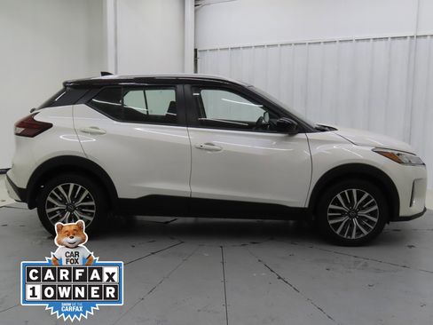 Used 2023 Nissan Kicks SV image 2
